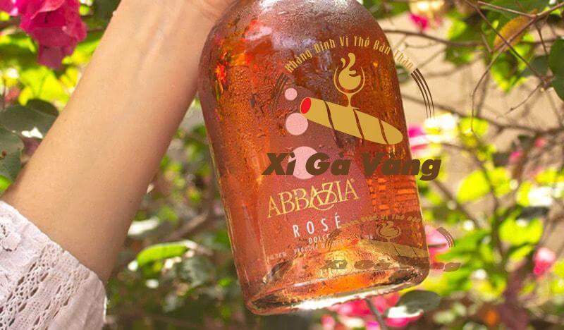 Chai rượu vang cho phụ nữ Abbazia Moscato Rose Dolce có vị ngọt nhẹ nhàng, nồng độ cồn thấp